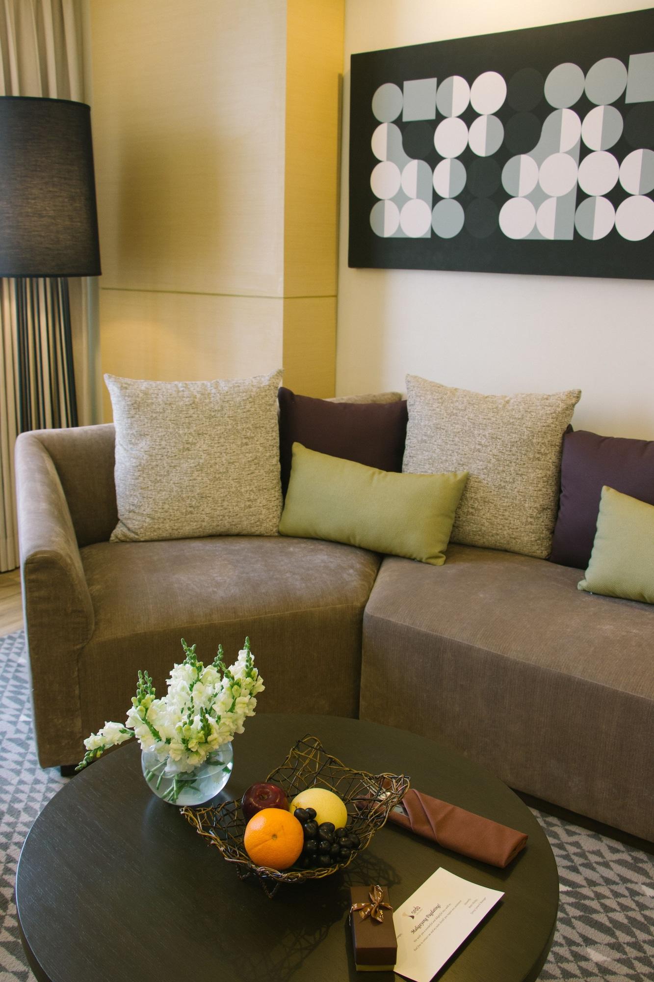 Seda Vertis North Quezon City Extérieur photo A sofa with cushions