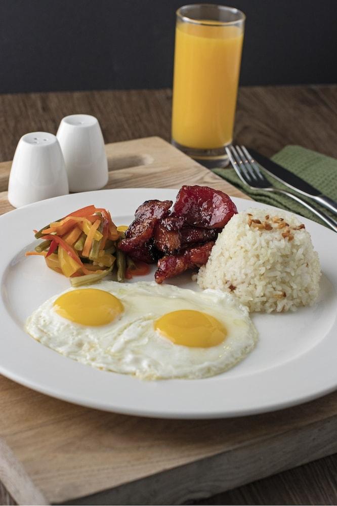 Seda Vertis North Quezon City Extérieur photo Filipino breakfast with longganisa, garlic rice, eggs, and pinakbet