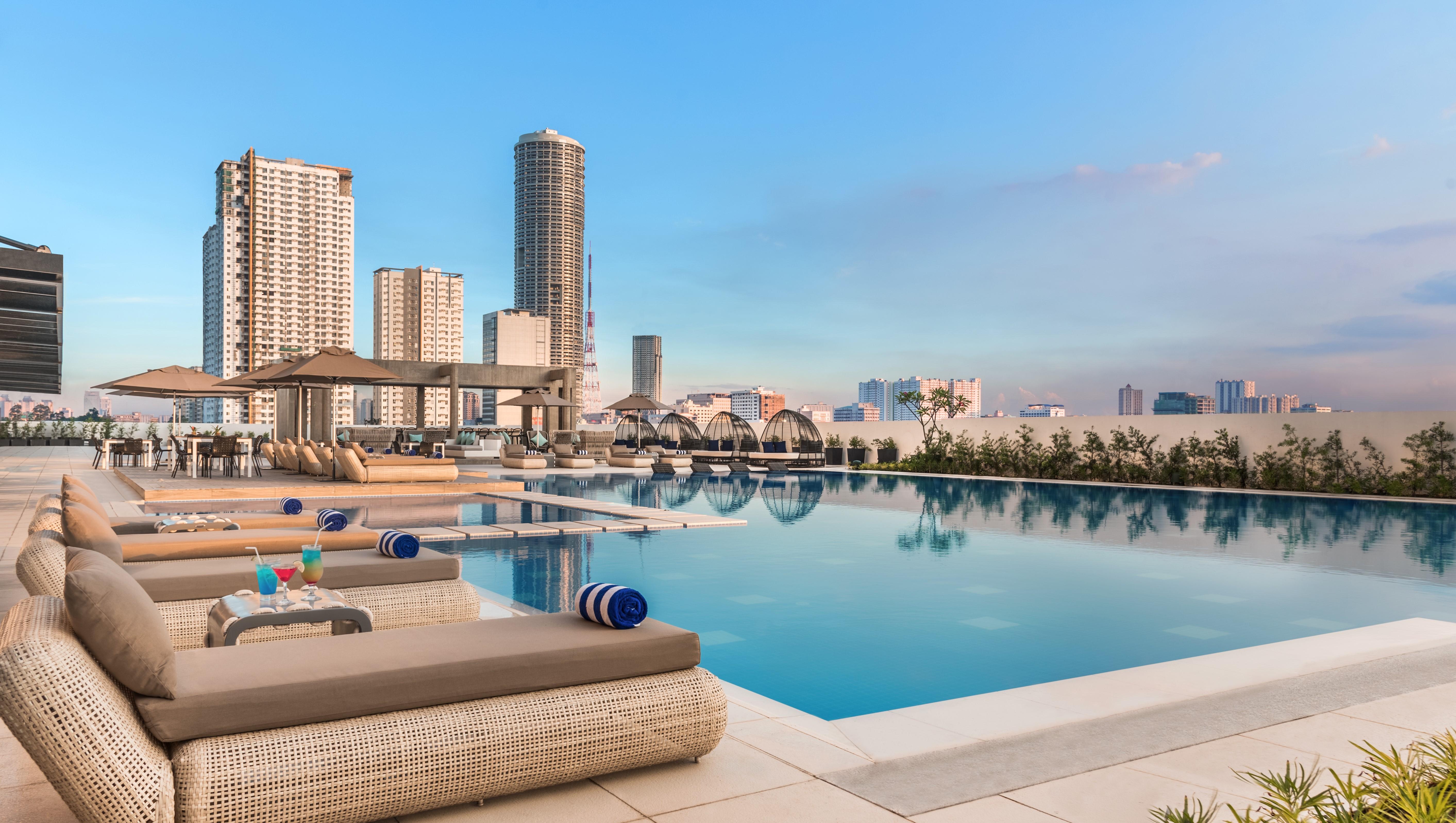 Seda Vertis North Quezon City Extérieur photo The Infinity Pool at the 10th floor of the hotel