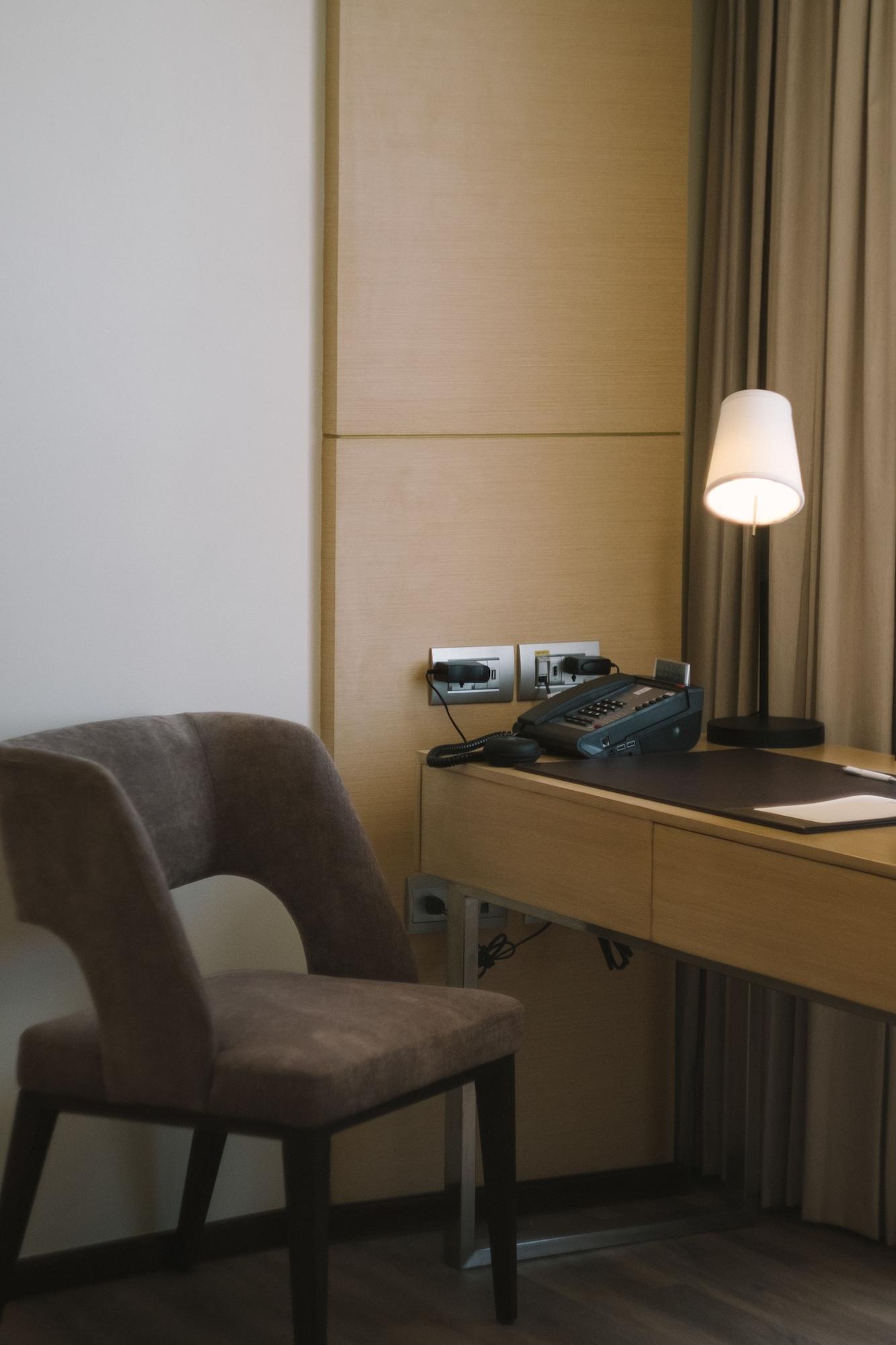 Seda Vertis North Quezon City Extérieur photo A hotel room telephone