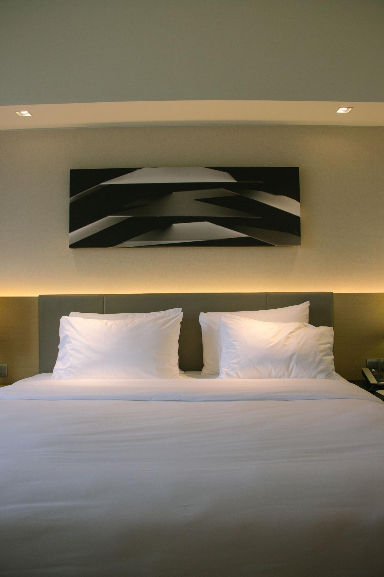 Seda Vertis North Quezon City Extérieur photo A bed with two pillows