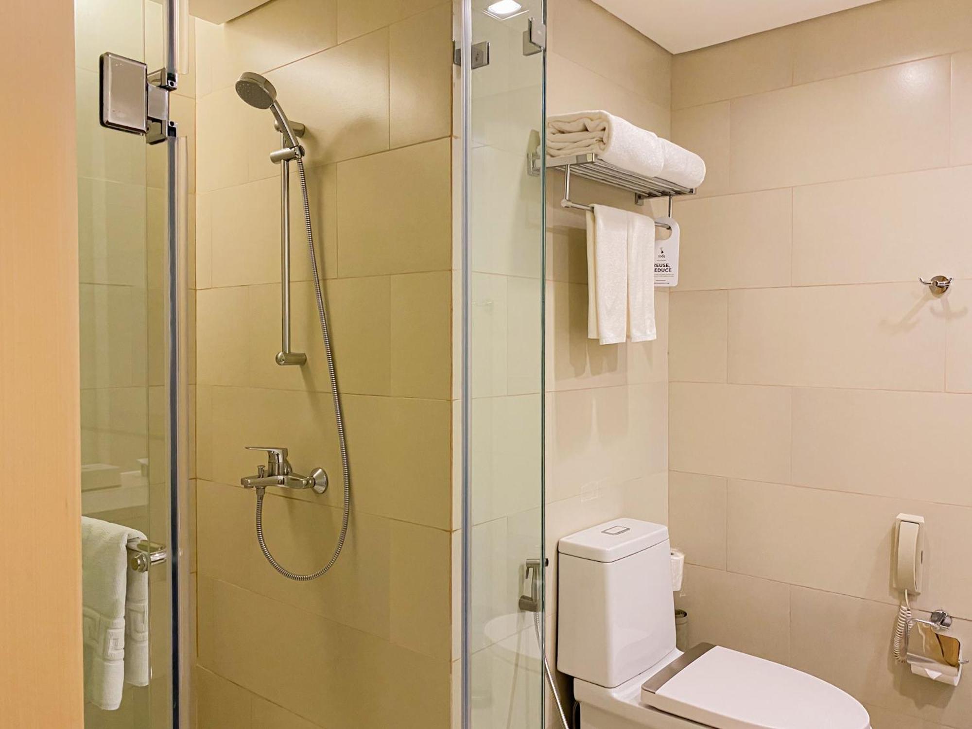 Seda Vertis North Quezon City Extérieur photo A shower cubicle with a sliding door