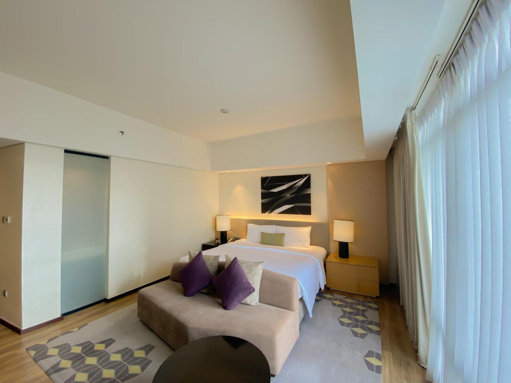 Seda Vertis North Quezon City Extérieur photo Deluxe Suite bedroom