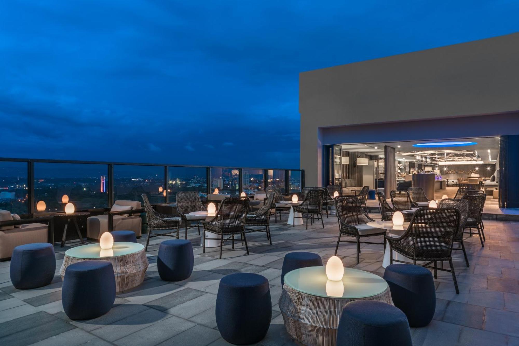 Seda Vertis North Quezon City Extérieur photo The rooftop bar